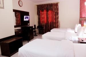 Giường trong phòng chung tại Montreal Naif Hotel