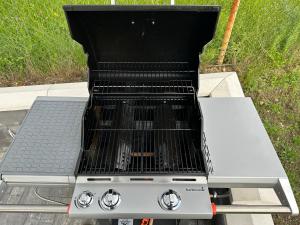 a grill sitting on top of a table at Căsuța lui Filip in Teşila