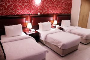 Giường trong phòng chung tại Montreal Naif Hotel