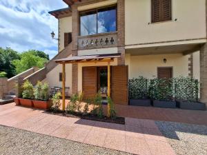 a house with plants in front of it at Agriturismo IL VECCHIO OLIVO in Castagneto Carducci