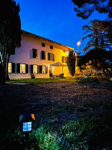 a light in the grass in front of a building at Dori Affittacamere in San Lorenzo