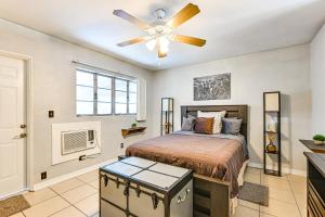 Giường trong phòng chung tại Outdoor Entertainment! Central Clearwater Condo