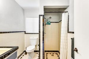 Phòng tắm tại Outdoor Entertainment! Central Clearwater Condo +16 ảnh