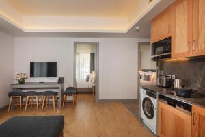 Meroddi Beyoğlu Residence的厨房或小厨房