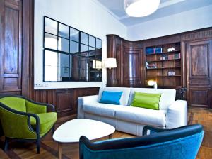 a living room with a couch and two chairs at Le Boudoir 137 in Bordeaux