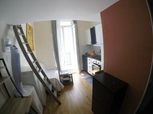 塞特港Studette centre ville entre Mer & Étang - Parking的小房间设有通往厨房的楼梯