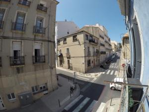 塞特港Studette centre ville entre Mer & Étang - Parking的从大楼欣赏到城市街道的景色