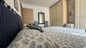 ein Schlafzimmer mit einem Bett mit einer blau-weißen Bettdecke in der Unterkunft Casa Vicoli e Mare in Maratea