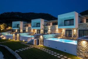 帕奇斯Thea Luxury Living的夜晚带泳池的别墅