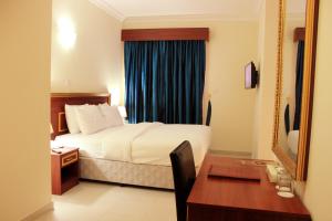 Giường trong phòng chung tại Montreal Naif Hotel