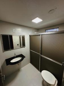 een badkamer met toilet en wastafel bij cantinho da padroeira in Aparecida