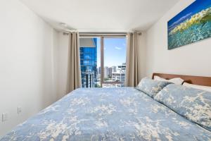 Voodi või voodid majutusasutuse Aloha Heights: Luxury 1-Bedroom Condo with Pool Gym Ocean Views toas +84 fotot