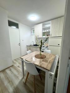 Η κουζίνα ή μικρή κουζίνα στο Apartmani Fazinasa