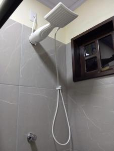 einen Duschkopf in der Ecke eines Badezimmers in der Unterkunft Chalé com piscina in Alto Paraíso de Goiás