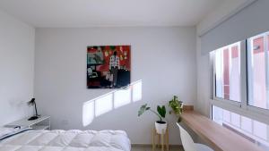 ein weißes Schlafzimmer mit einem Bett und einem Fenster in der Unterkunft Temporario Sur, hasta 4 personas con 3 camas, General Roca in General Roca + 84 Fotos