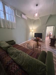 Una sala de estar con un sofá y un televisor. en Plage à 3 minutes à Pied, Grand Appart Familial, 3 Chambres ,Top emplacement !, en Bastia