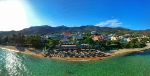 - une vue aérienne d'un complexe sur une île dans l'eau dans l'établissement Ocean Blue, à PalaiónTsiflíkion 8 autres photos