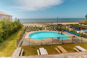 una vista panoramica su una piscina accanto a una spiaggia di The Driftwood Deck 5A a Wasaga Beach
