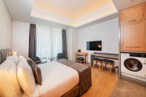 伊斯坦布尔Meroddi Beyoğlu Residence的酒店客房设有一张大床和一个厨房。