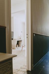 eine offene Tür zu einem Wohnzimmer mit einem Kamin in der Unterkunft Au Coeur de la Famille in Knokke-Heist
