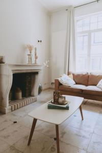 ein Wohnzimmer mit einer Couch und einem Couchtisch in der Unterkunft Au Coeur de la Famille in Knokke-Heist