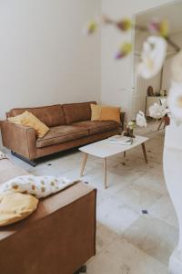 ein Wohnzimmer mit einer Couch und einem Couchtisch in der Unterkunft Au Coeur de la Famille in Knokke-Heist