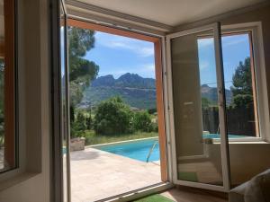 Nespecifikovaný výhled na hory nebo výhled na hory při pohledu z vily