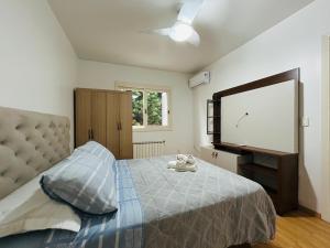 Postel nebo postele na pokoji v ubytování Solar dos Alpes, apto com Lareira em Canela