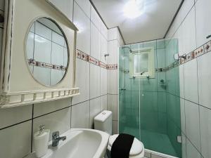 Koupelna v ubytování Solar dos Alpes, apto com Lareira em Canela + 13 fotografií