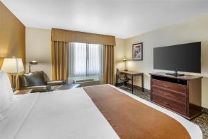 TV a/nebo společenská místnost v ubytování Best Western Plus Truckee-Tahoe Hotel