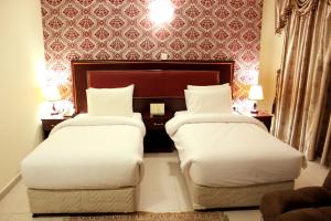 Giường trong phòng chung tại Montreal Naif Hotel