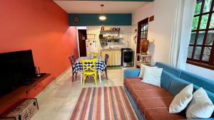 a living room with a couch and a table at Apartamento Chapada Diamantina in Lençóis