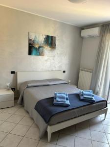 Un dormitorio con una cama con dos toallas encima. en Appartamento Camineve 2, en Loano