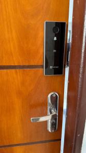 a door with a metal handle on a wooden door at Apartamento no Athenas Park V 2o Andar in São Luís