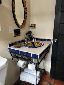 un bagno con lavandino e specchio di Estancia Colobri a Guadalajara