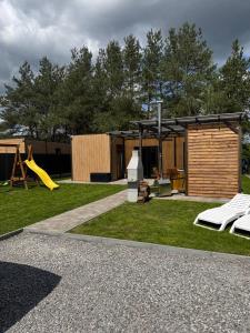 einen Spielplatz mit einem Haus und einer Rutsche in der Unterkunft H&Z Radawa Zosia in Radawa + 8 Fotos