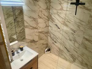 Bilik mandi di Mazury Szczytno - Centrum II - Apartamenty u Krzyżaka +8 gambar