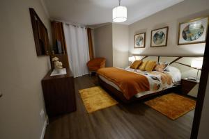 een slaapkamer met een bed en twee tapijten bij Madalena Sunset by Mill Escapes in Madalena do Mar