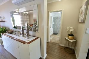 een gang van een huis met een spiegel en een toonbank bij Madalena Sunset by Mill Escapes in Madalena do Mar +14 foto's