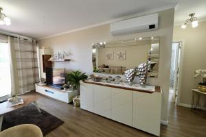 een badkamer met een wastafel en een spiegel bij Madalena Sunset by Mill Escapes in Madalena do Mar