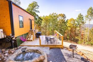 Balkoni atau teres di Blooming Redbud Treehouse with private hot tub