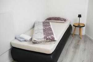 a bed in a corner of a room at Ferienwohnung NiSi in Münsingen