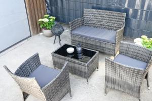 a patio with three chairs and a table and a grill at Ferienwohnung NiSi in Münsingen