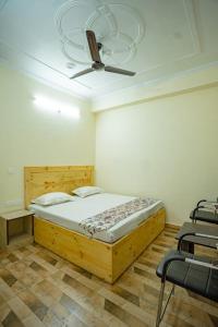 Ένα ή περισσότερα κρεβάτια σε δωμάτιο στο Riddhi Homestays Dharampur