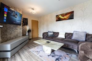 TV a/nebo společenská místnost v ubytování FIve Star Rated Condo