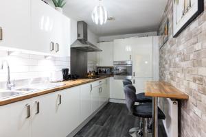 Kuchyň nebo kuchyňský kout v ubytování FIve Star Rated Condo