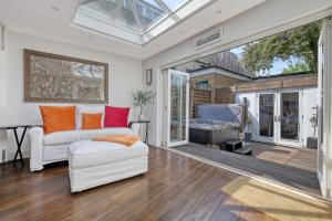 Gallery image of Stunning 4 Bedroom, 3 Bathroom House with Private Hottub & Gym - Escape London, in Lonon in London