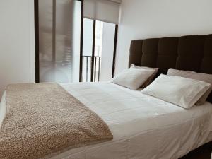 Postel nebo postele na pokoji v ubytování Hermoso Depa Monoambiente en Magdalena cerca a san isidro + 19 fotografií