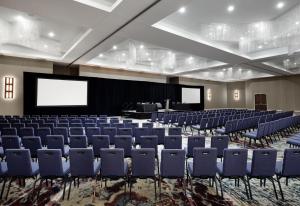 a conference room with blue chairs and a screen at TownePlace Suites by Marriott Dallas DFW Airport North/Grapevine in Grapevine +35 photos
