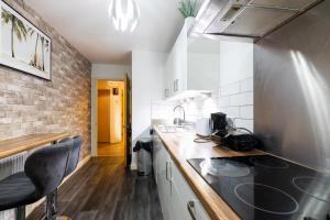Kuchyň nebo kuchyňský kout v ubytování FIve Star Rated Condo + 20 fotografií